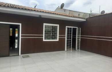 Imagem: A casa possui 3 Dormitórios, 1 Banheiro, 2 Vagas na garagem