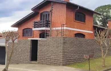 Imagem: A casa possui 4 Dormitórios, 1 Banheiro, 1 Vaga na garagem