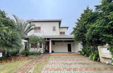 Imagem: A casa possui 4 Dormitórios, 3 Banheiros, 4 Vagas na garagem