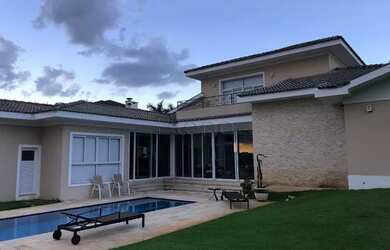 Imagem: A casa em condomínio possui 4 Dormitórios, 5 Banheiros, 5