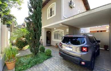 Imagem: A casa possui 5 Dormitórios, 4 Banheiros, 4 Vagas na garagem