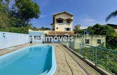 Imagem: A casa possui 4 Dormitórios, 3 Banheiros, 4 Vagas na garagem