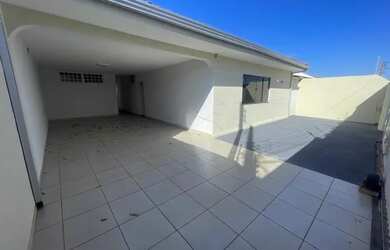 Imagem: A casa possui 5 Dormitórios, 3 Banheiros, 3 Vagas na garagem