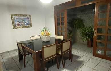 Imagem: A casa possui 4 Dormitórios, 5 Banheiros, 4 Vagas na garagem