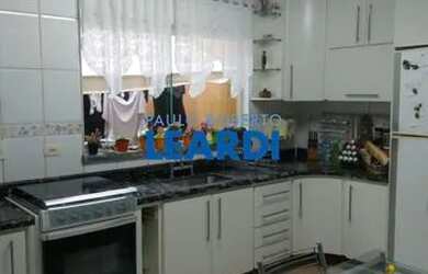 Imagem: A casa possui 3 Dormitórios, 2 Banheiros, 3 Vagas na garagem