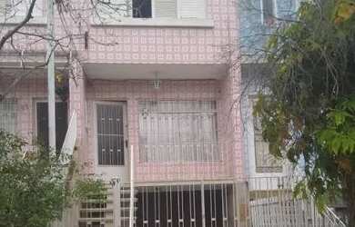 Imagem: A casa possui 2 Dormitórios, 1 Banheiro, 2 Vagas na garagem