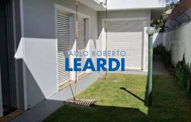 Imagem: A casa possui 4 Dormitórios, 1 Banheiro, 4 Vagas na garagem