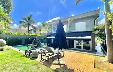 Imagem: A casa em condomínio possui 4 Dormitórios, 4 Banheiros, 4