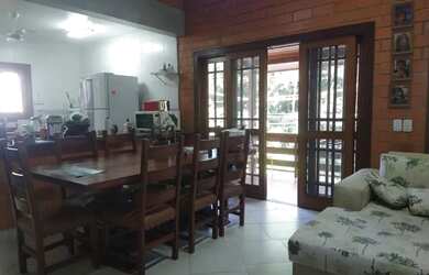 Imagem: A casa em condomínio possui 5 Dormitórios, 4 Banheiros, 5