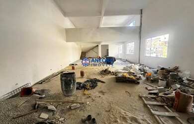 Imagem: O depósito possui 5 Vagas na garagem, 486m² de Área e está