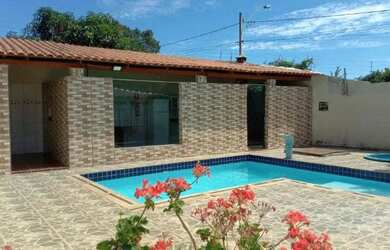 Imagem: A casa possui 3 Dormitórios, 4 Banheiros, 5 Vagas na garagem