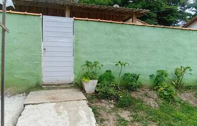 Imagem: A casa possui 3 Dormitórios, 1 Banheiro, 4 Vagas na garagem