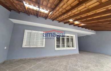 Imagem: A casa possui 5 Dormitórios, 4 Banheiros, 4 Vagas na garagem