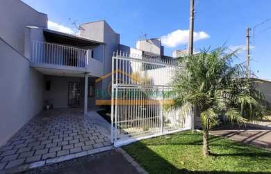 Imagem: A casa possui 3 Dormitórios, 2 Banheiros, 1 Vaga na garagem