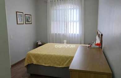 Imagem: A casa possui 3 Dormitórios, 3 Banheiros, 2 Vagas na garagem