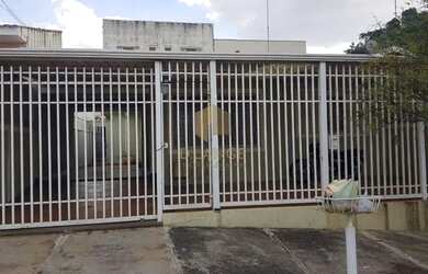 Imagem: A casa possui 3 Dormitórios, 3 Banheiros, 3 Vagas na garagem