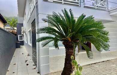 Imagem: A casa possui 5 Dormitórios, 5 Banheiros, 5 Vagas na garagem