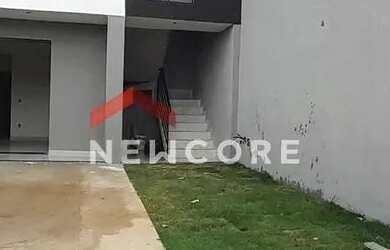 Imagem: A casa possui 3 Dormitórios, 2 Banheiros, 2 Vagas na garagem