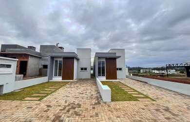 Imagem: A casa possui 3 Dormitórios, 2 Banheiros, 2 Vagas na garagem