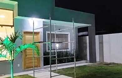 Imagem: A casa possui 3 Dormitórios, 2 Banheiros, 2 Vagas na garagem