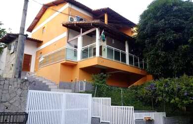 Imagem: A casa em condomínio possui 4 Dormitórios, 3 Banheiros, 5