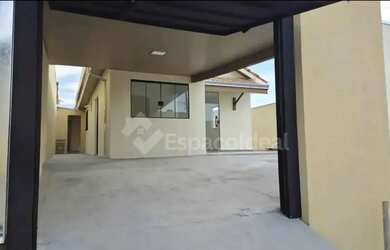 Imagem: A casa à venda possui 2 Dormitórios, 2 Banheiros, 2 Vagas