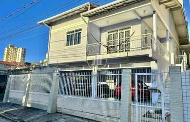 Imagem: A casa possui 4 Dormitórios, 1 Banheiro, 4 Vagas na garagem