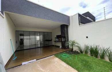 Imagem: A casa possui 3 Dormitórios, 3 Banheiros, 2 Vagas na garagem