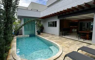 Imagem: A casa em condomínio possui 4 Dormitórios, 5 Banheiros, 350m²