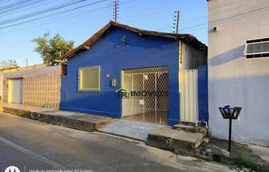 Imagem: A casa possui 4 Dormitórios, 2 Banheiros, 1 Vaga na garagem