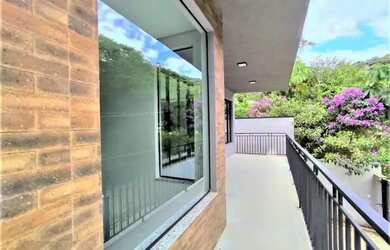 Imagem: A casa possui 4 Dormitórios, 2 Banheiros, 4 Vagas na garagem