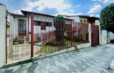 Imagem: A casa possui 5 Dormitórios, 3 Banheiros, 5 Vagas na garagem