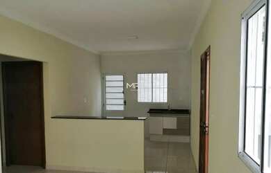 Imagem: A casa possui 2 Dormitórios, 1 Banheiro, 2 Vagas na garagem