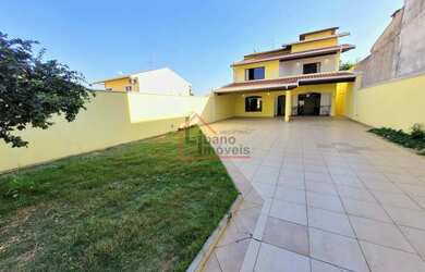 Imagem: A casa possui 3 Dormitórios, 4 Banheiros, 5 Vagas na garagem