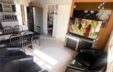 Imagem: A casa possui 3 Dormitórios, Acomodam 8 pessoas, 4 Vagas na