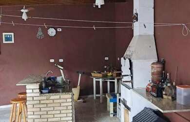 Imagem: A casa possui 2 Dormitórios, 2 Banheiros, 2 Vagas na garagem