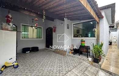 Imagem: A casa possui 3 Dormitórios, 3 Banheiros, 2 Vagas na garagem