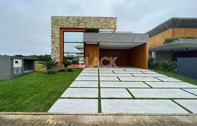 Imagem: A casa em condomínio possui 3 Dormitórios, 4 Banheiros, 2