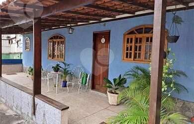 Imagem: A casa possui 4 Dormitórios, 2 Banheiros, 4 Vagas na garagem