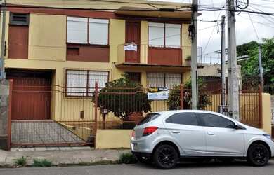 Imagem: A casa possui 5 Dormitórios, 3 Banheiros, 4 Vagas na garagem