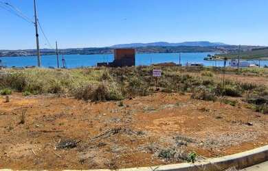 Imagem: O terreno possui 298m² de Área, Vista para o lago e está