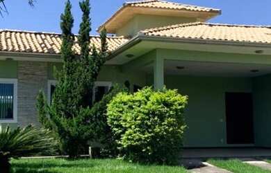 Imagem: A casa possui 3 Dormitórios, 4 Banheiros, 2 Vagas na garagem