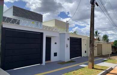 Imagem: A casa possui 3 Dormitórios, 1 Banheiro, 2 Vagas na garagem