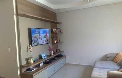 Imagem: A casa possui 3 Dormitórios, 1 Banheiro, 2 Vagas na garagem