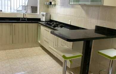 Imagem: A casa em condomínio possui 3 Dormitórios, 2 Banheiros, 1