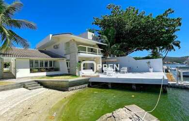 Imagem: A casa em condomínio possui 5 Dormitórios, 5 Banheiros, 5