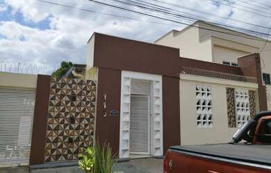 Imagem: A casa possui 4 Dormitórios, 3 Banheiros e 2 Vagas na garagem