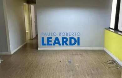 Imagem: O depósito possui 2 Vagas na garagem, 98m² de Área e está