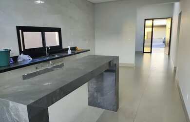 Imagem: A casa em condomínio possui 3 Dormitórios, 2 Banheiros, 4