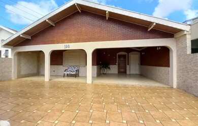 Imagem: A casa possui 3 Dormitórios, 2 Banheiros, 4 Vagas na garagem